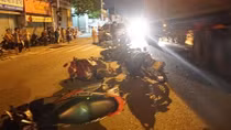 Xe 7 chỗ lao vào đám đông dừng đèn đỏ