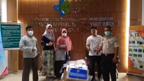 Việt Nam tặng 500 dụng cụ xét nghiệm COVID-19 cho Indonesia