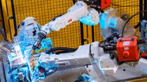 Robot công nghệ giúp lắp đặt xe máy điện
