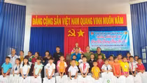 200 suất quà tặng cho người nghèo xã Hòa Tân Đông