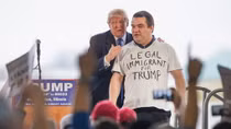 Nghị sĩ đảng Dân chủ lại "tố" ông Trump vi hiến 