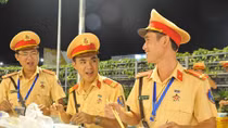 Bữa cơm vội của những chiến sĩ CSGT APEC