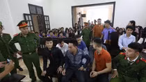 Khá Bảnh ra tòa, hàng trăm người tới xem xét xử