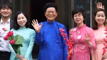 Đại sứ Hàn Quốc mặc áo dài, chúc mừng mùa xuân hy vọng
