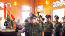 Cục Công tác chính trị CAND hoạt động “về nguồn” tại Khu di tích Kim Liên