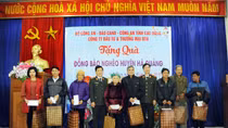 Thứ trưởng Nguyễn Văn Sơn tặng quà đồng bào nghèo ở Cao Bằng