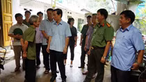 Lãnh đạo tỉnh Hà Giang thăm hỏi những hộ dân bị ảnh hưởng từ vụ nổ kho quân khí