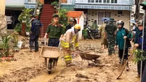Dầm mình trong mưa bùn, nỗ lực giúp dân