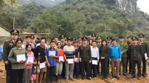 Tuổi trẻ CAND sẻ chia khó khăn với nhân dân hai tỉnh Hòa Bình và Sơn La