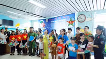 Tuổi trẻ Công an TP Hà Nội mang Tết Trung thu sớm tới bệnh nhân nhi