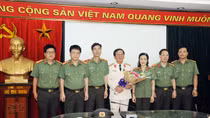 Đại tá Đặng Văn Lân đón nhận Huân chương Bảo vệ Tổ quốc hạng Nhì