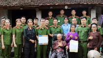 Tuổi trẻ CAND sẻ chia khó khăn với nhân dân vùng ngập lụt Chương Mỹ