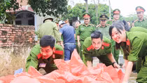 Tuổi trẻ CAND tới thăm hỏi, động viên bà con vùng ngập lụt huyện Chương Mỹ