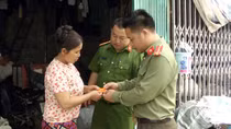 Trao móc khóa ANTT - Trật tự ATGT tại thị trấn Tam Sơn