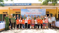 Cục Truyền thông CAND sẻ chia khó khăn với đồng bào huyện Mường Nhé