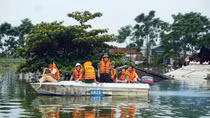 Nỗ lực giúp dân vùng ngập lụt Chương Mỹ