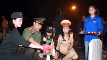 Tuổi trẻ CAND thắp nến tri ân, thăm và tặng quà gia đình các anh hùng, liệt sỹ tại Nghệ An