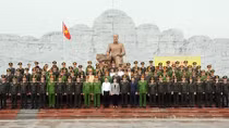 Đoàn đại biểu Bộ Công an dâng hoa tưởng niệm Chủ tịch Hồ Chí Minh
