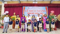 Tặng mũ bảo hiểm, nâng cao nhận thức tham gia giao thông cho các em học sinh lớp 1