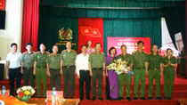 Lãnh đạo Bộ Công an trao quyết định về công tác cán bộ Trường Trung cấp CSND VI