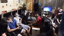 Chủ quán mở cửa cho 10 khách "chiến game" giữa mùa dịch