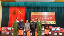 Quà Tết nghĩa tình gửi tặng các gia đình chính sách, hoàn cảnh khó khăn