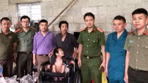 Báo CAND chia sẻ khó khăn với hộ gia đình nghèo ở cao nguyên đá