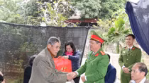 Sẻ chia khó khăn với bà con nghèo Hòa Bình
