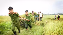 Xúc động những khoảnh khắc đẹp Công an với Nhân dân