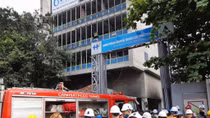 Cháy hai nhà kho tại Bệnh viện Việt Pháp, hàng trăm công nhân tháo chạy