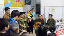 Món quà ý nghĩa gửi người bệnh của Hội phụ nữ Đại học PCCC