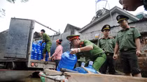 Công an huyện Chương Mỹ giúp dân vùng ngập lụt