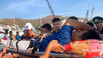  Cứu nạn ngư dân bị thương từ ngoài khơi đưa vào bờ