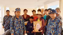 Sóng gió đánh chìm tàu cá ở Trường Sa, 12 ngư dân được hải quân cứu nạn