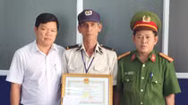 Khen thưởng nhân viên bảo vệ trả lại tài sản du khách nước ngoài đánh rơi