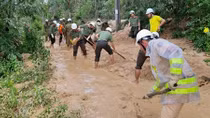 Giúp dân bớt khó khăn sau bão