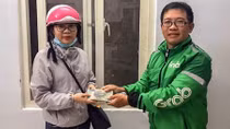 Tài xế grab trả lại 100 triệu đồng cho người đánh rơi
