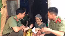 Đoàn thanh niên Công an TP Tuy Hòa tặng quà gia đình chính sách