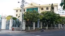 Đang treo băng rôn, người đàn ông ngã xuống đất tử vong