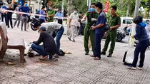 Đang ngủ trên ghế đá, người đàn ông ngã lăn xuống đất tử vong