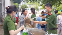 Chương trình “Bát cháo yêu thương, lan tỏa nghĩa tình”