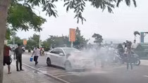 Đang chạy trên đường, ô tô bất ngờ bốc cháy