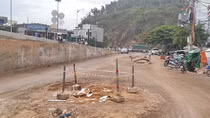 Hai thợ hồ giải cứu đứa trẻ 4 tuổi rơi xuống hố cống thoát nước