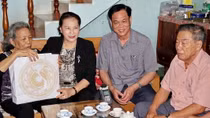 Chủ tịch Quốc hội thăm Mẹ Việt Nam Anh hùng ở Phú Yên