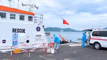 Cứu nạn thủy thủ nước ngoài từ biển khơi về cảng Nha Trang