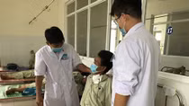 Cứu sống một nam bệnh nhân bị tôn thép cắt vùng cổ 