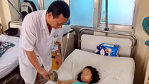 Mổ lấy hai khối u tóc trong bụng bé gái có thói quen... ăn tóc