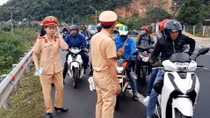 CSGT Phú Yên trao tặng quần áo đi mưa, nước suối cho người đi xe máy