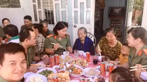  “Bữa cơm tất niên – Ấm tình lòng mẹ” của Tuổi trẻ Công an tỉnh Ninh Thuận