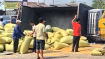 Lật xe tải chở lúa bao, một phụ nữ đi xe máy bị thương